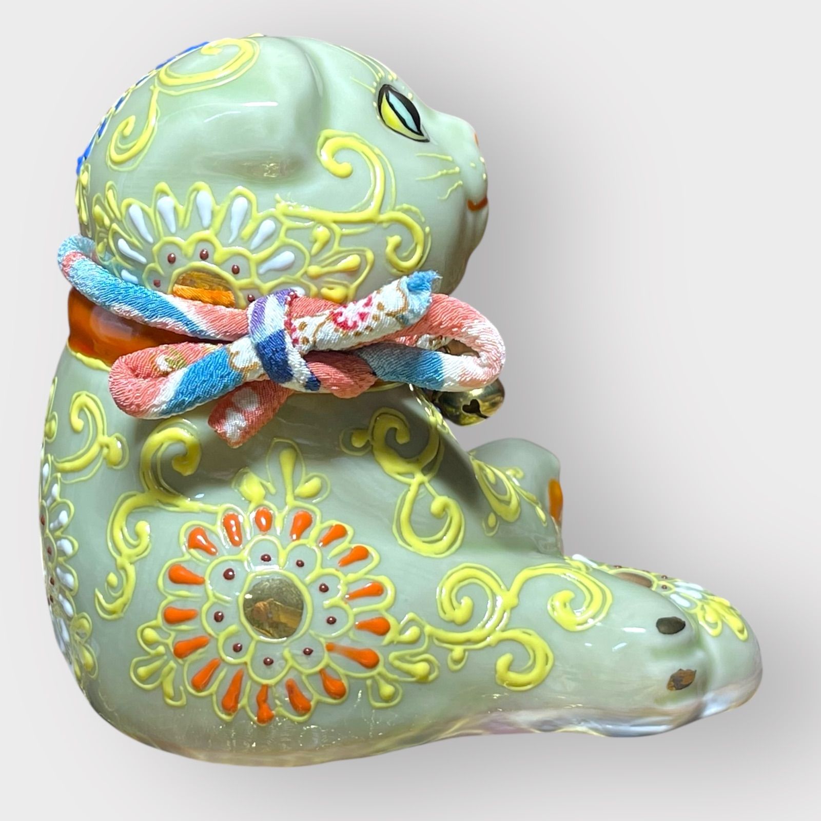 九谷焼 招き猫 スコティッシュフォールド 子猫 金彩黒盛り 花柄 左手