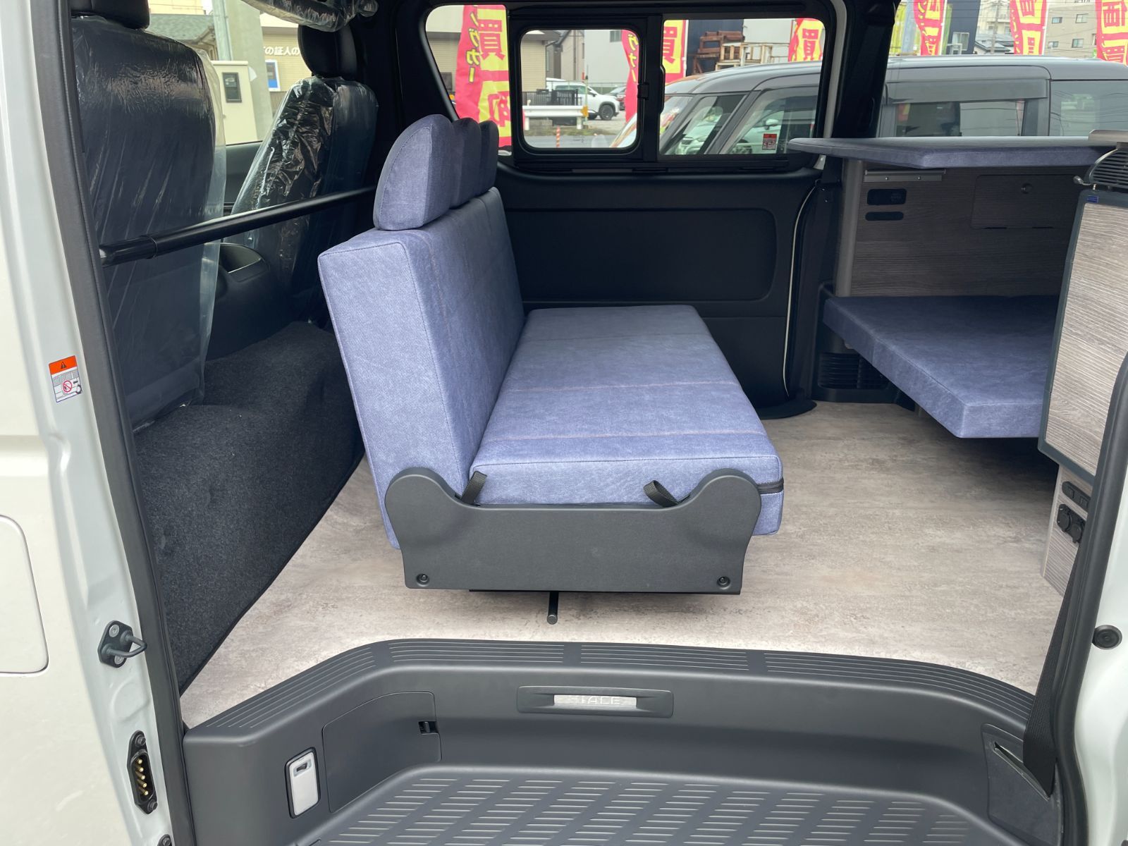 キャンピングカー シート