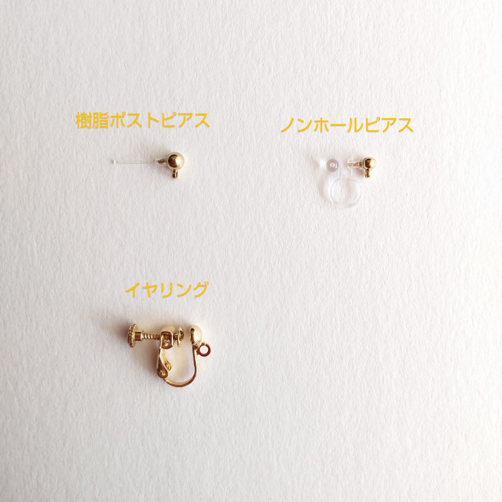 E269 ハンドメイド ファー付きボールチャーム 秋冬 ピアス イヤリング