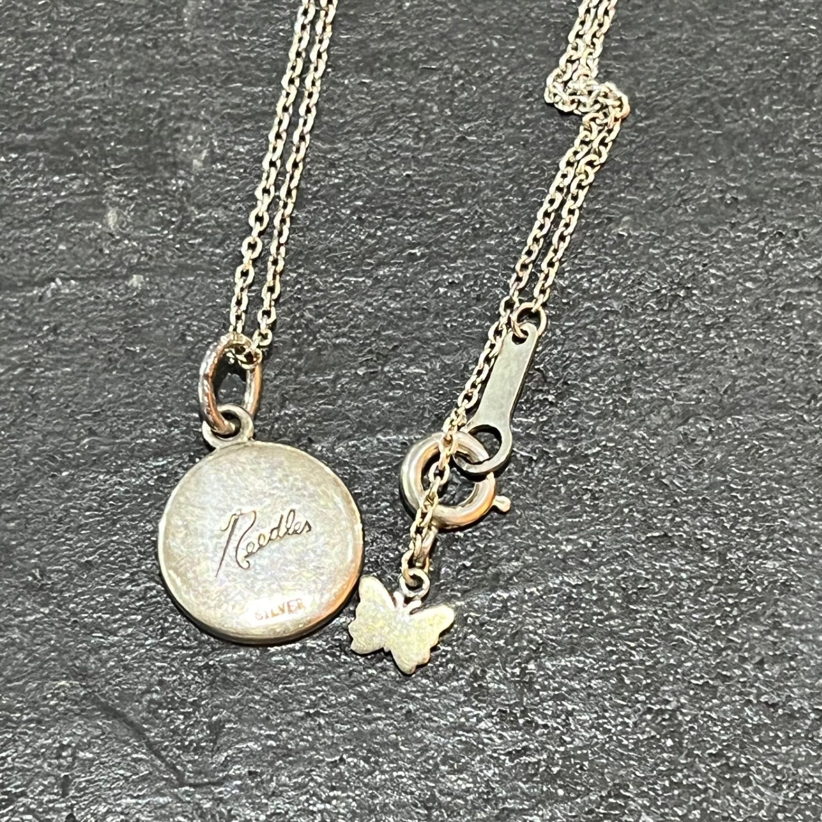 Needles パピヨンシルバーネックレス　ゴールドカラー　チャームのみ SNSで話題沸騰中】Needles(ニードルズ)のネックレスをご紹介