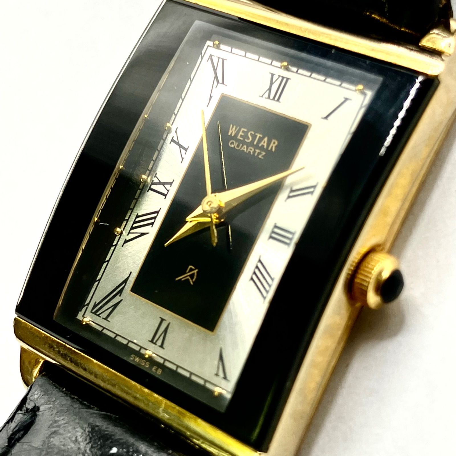 最安値高品質珍しい四角い腕時計です。使用による小キズはありますが綺麗な方だと思います。 時計