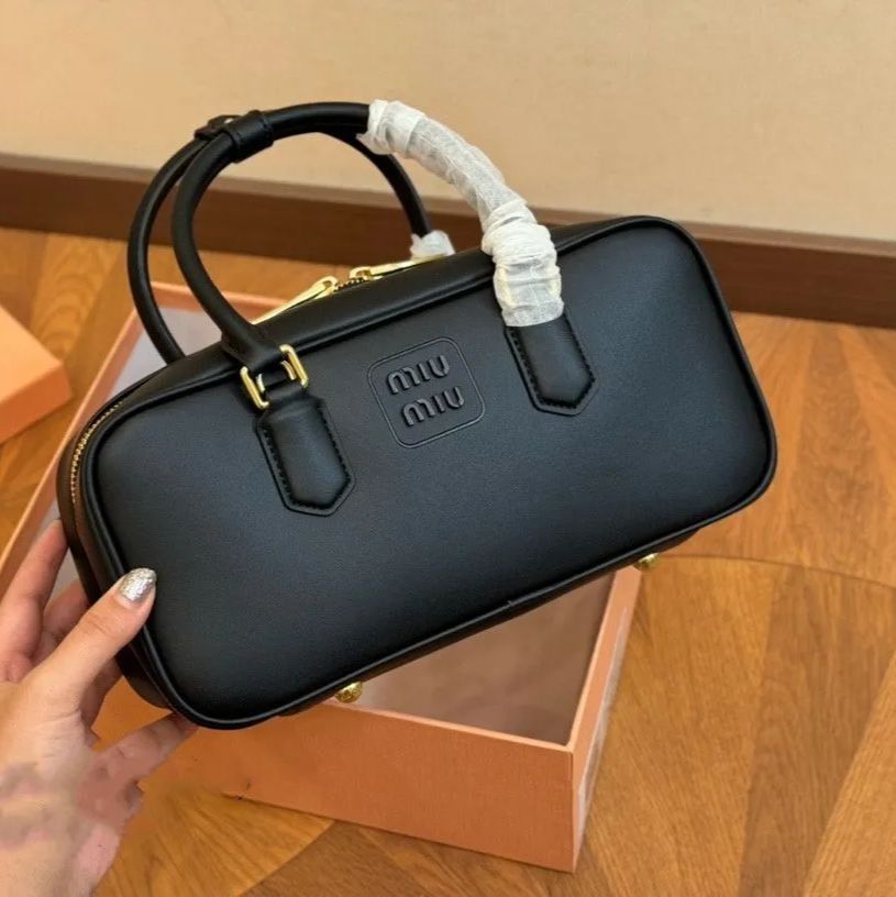 MIUMIU 極美品 MIUMIU ショルダーバッグ 黒 A2 - メルカリ