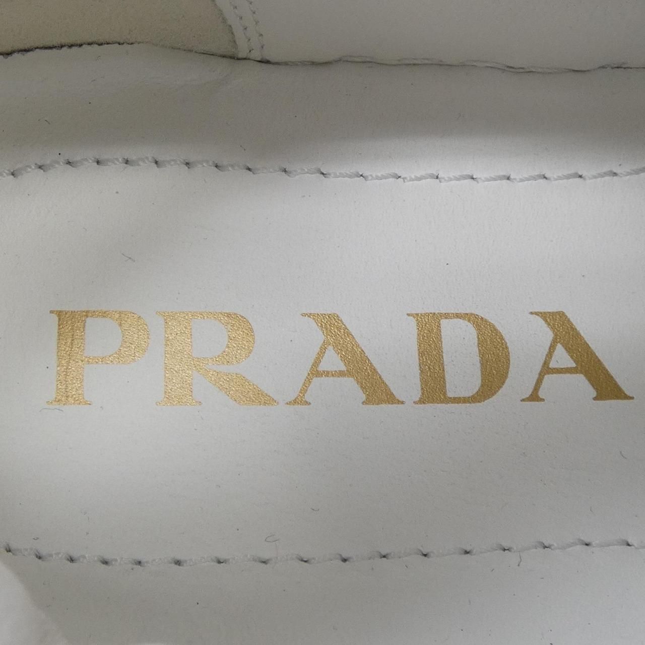 PRADA トライアングルロゴ