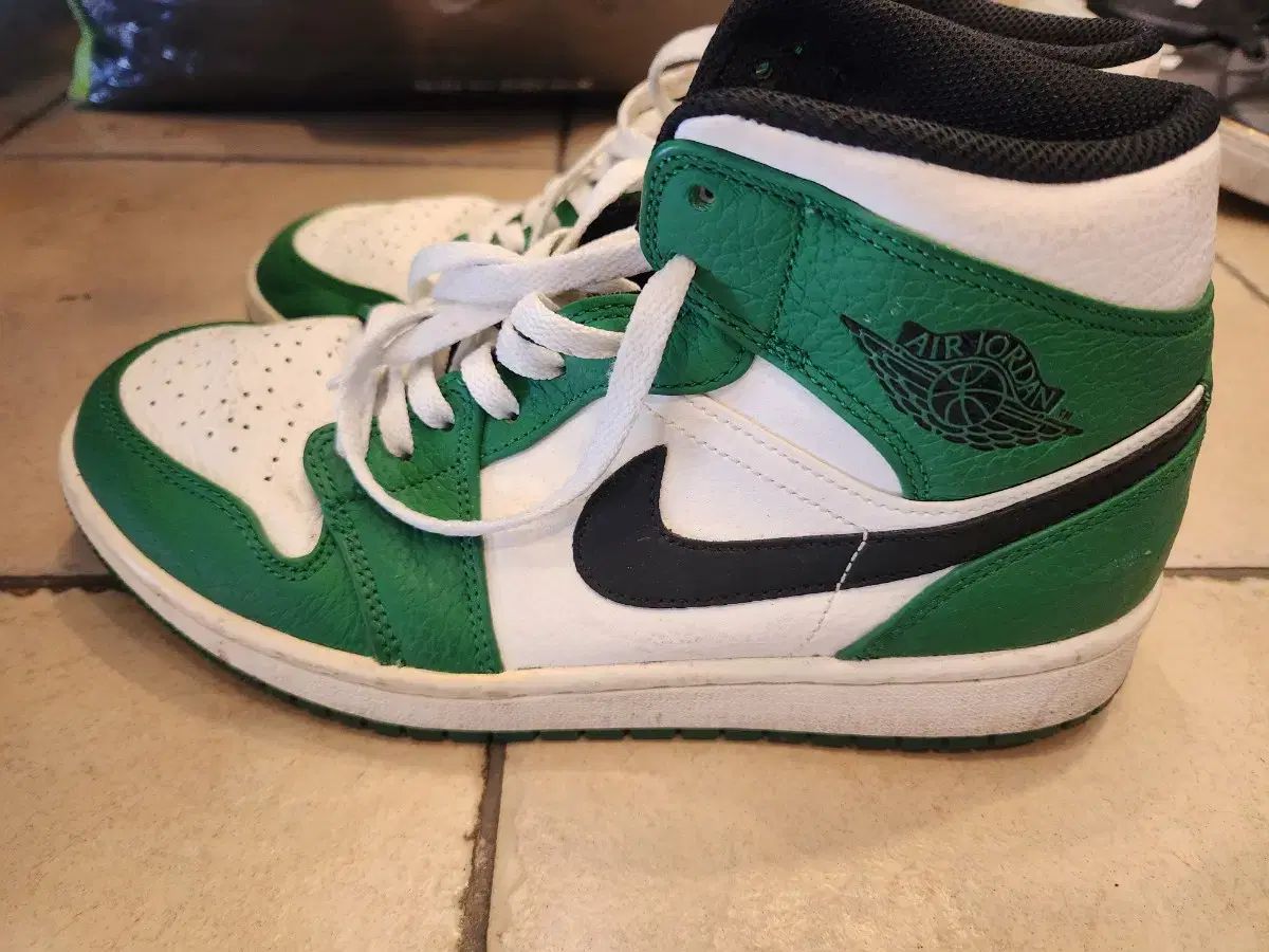 【雷市場（ポンジャン）商品韓国直送】 NIKE(ナイキ) エアジョーダン 1 ミッド SE パイナップル グリーン