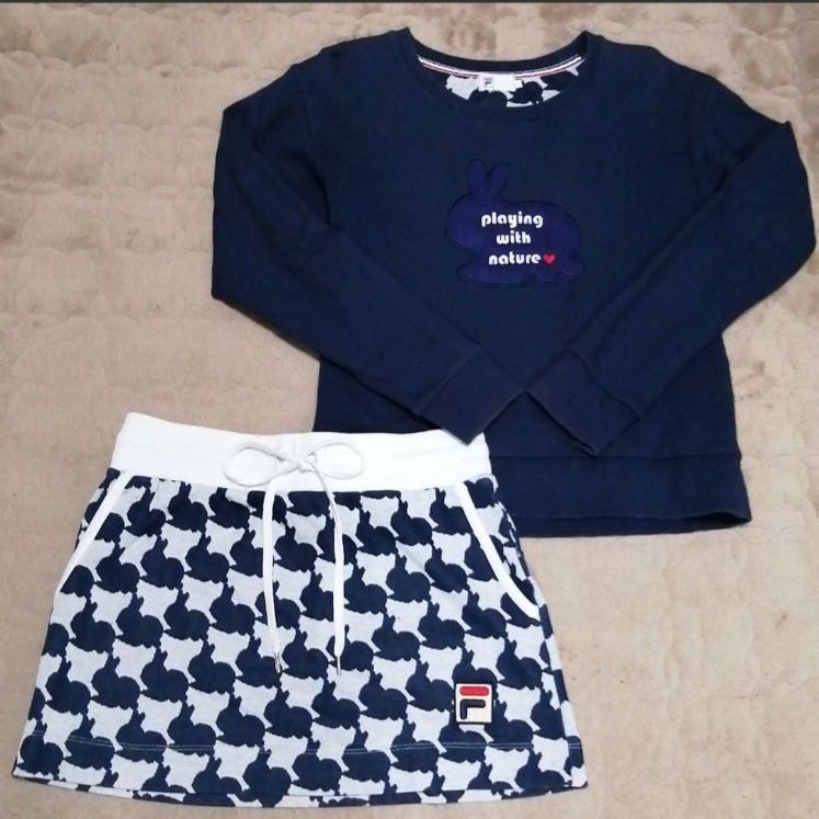 FILAフィラ＊人気ウサギ柄のスコートとオリーブ×紺のトップス