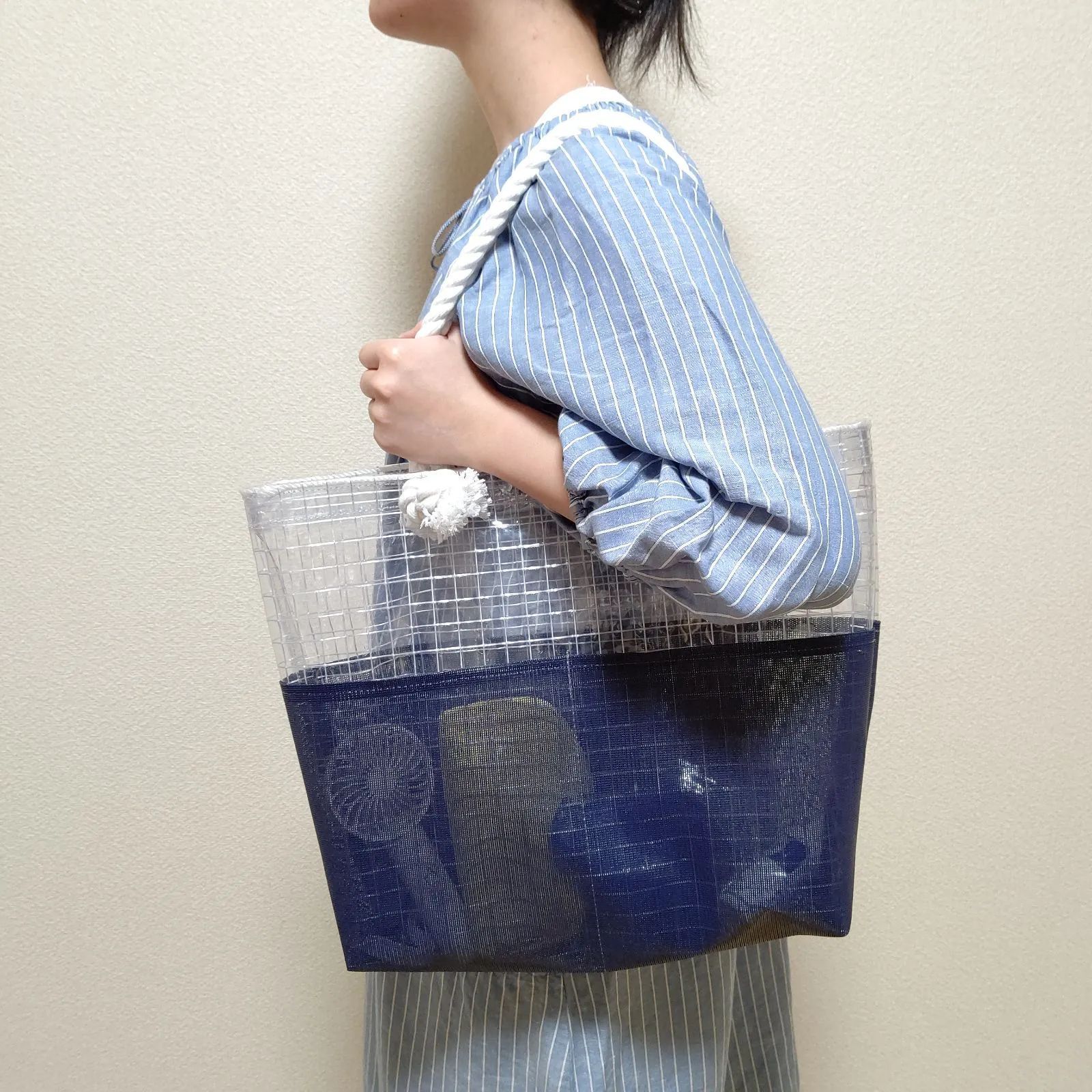 ビニールひものワンハンドルバッグメッシュバッグ、かごバック風 白いビニールひものカゴバッグ☆メッシュ、お花のチャーム - KAZU