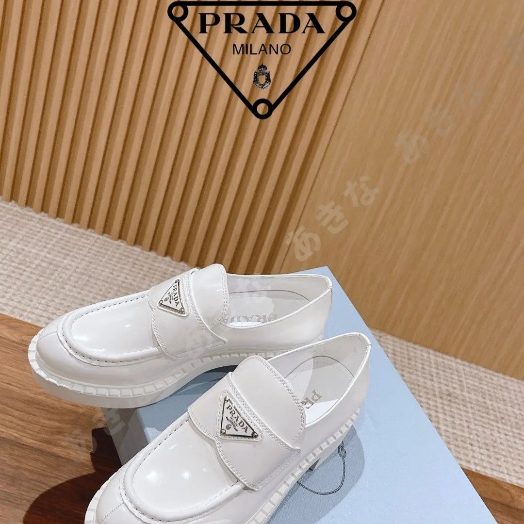 prada プラダ 文芸シンプルカジュアルブライトレザーフラットシューズ  ホワイト