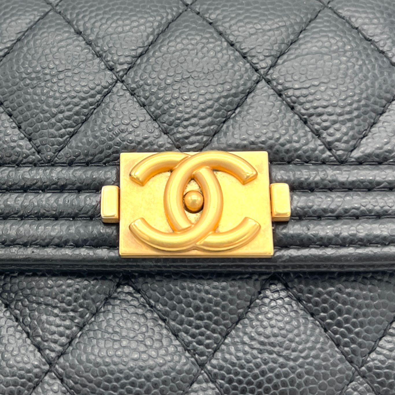 良品 CHANEL ボーイ シャネル マトラッセ ココマーク キャビアスキン  