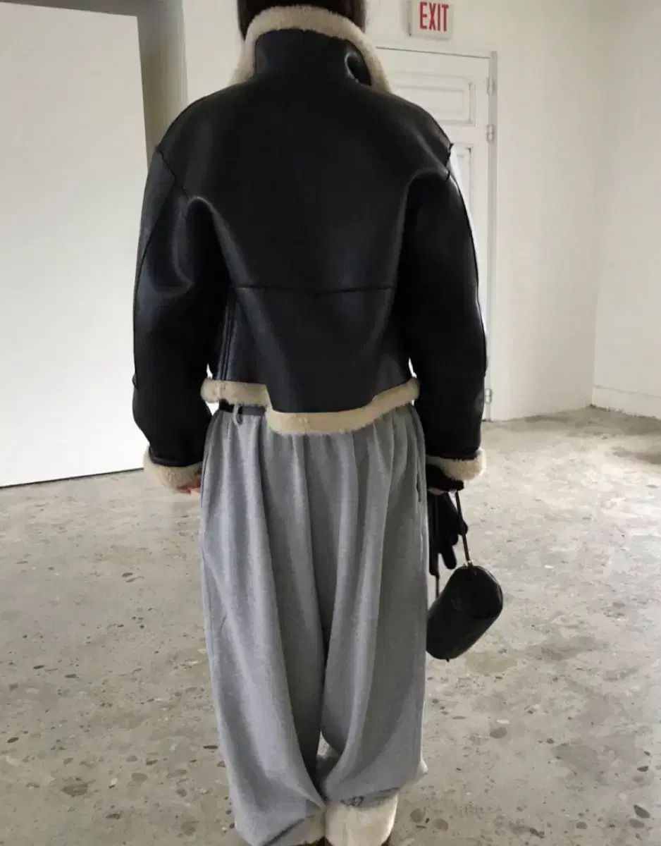 ムートン ブラック