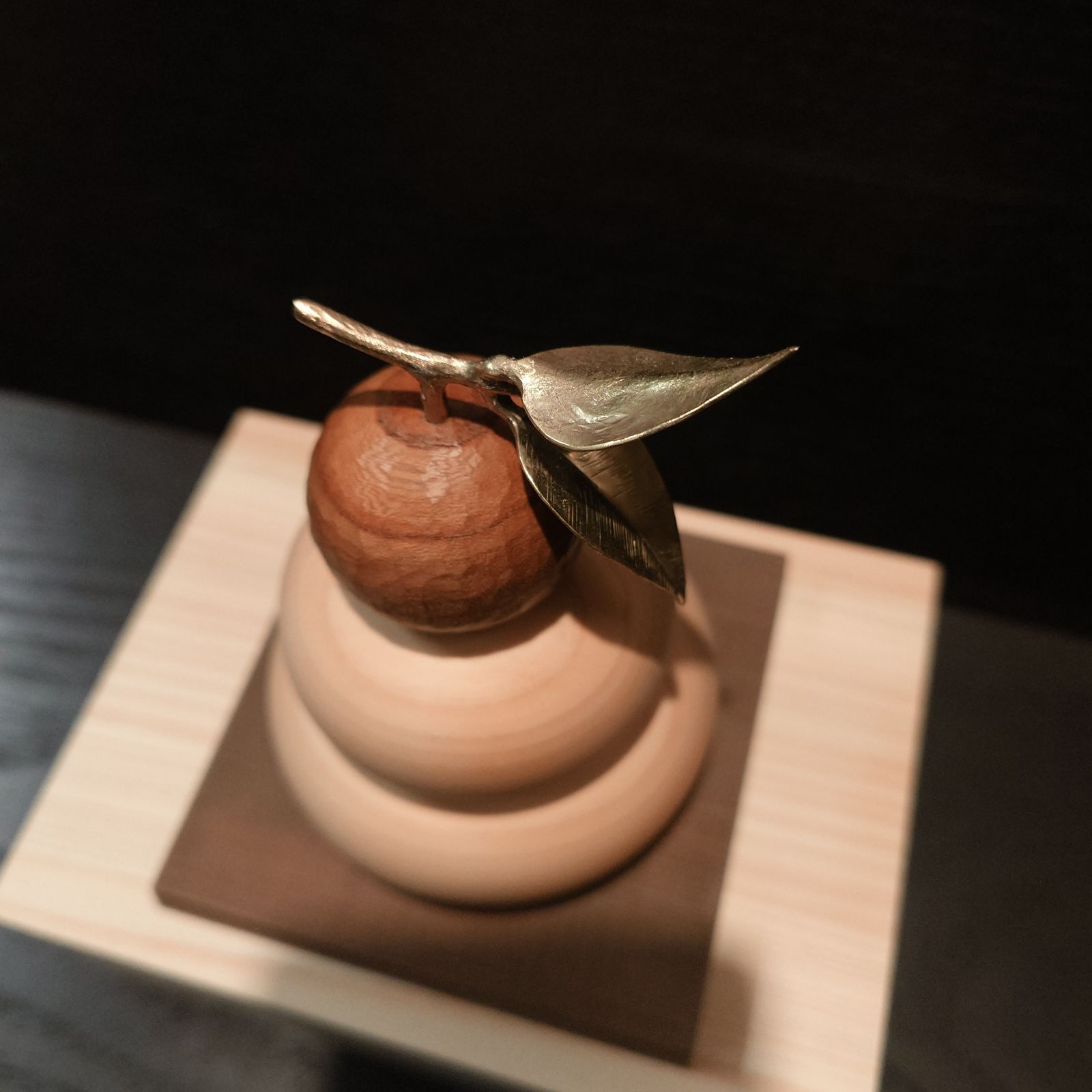 木製鏡餅 小 木箱入り 手彫り橙 二枚葉
