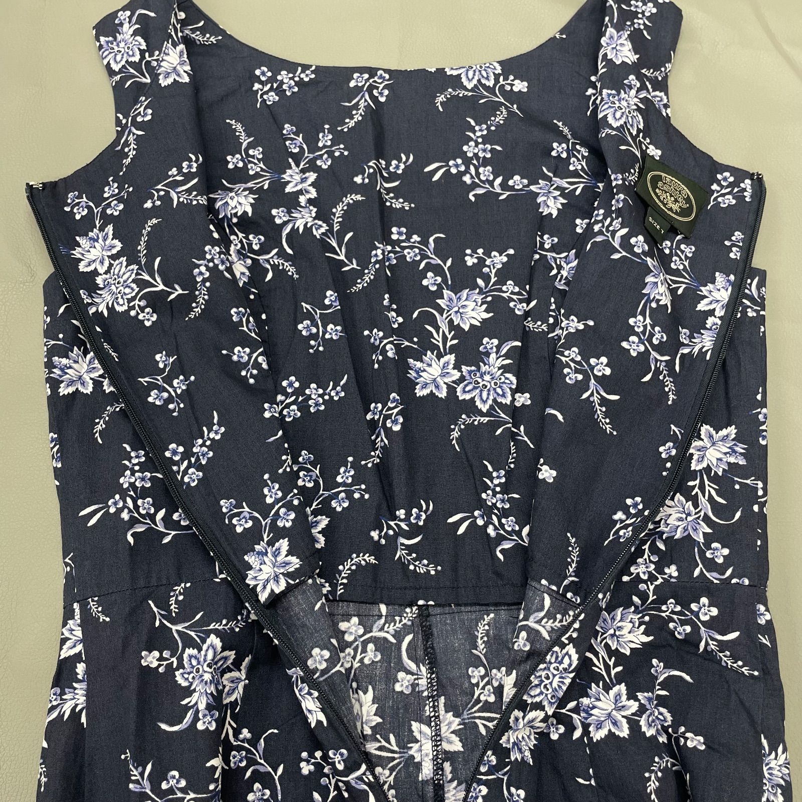 laura ashley ローラアシュレイ ネイビー 白 花がら ワンピース