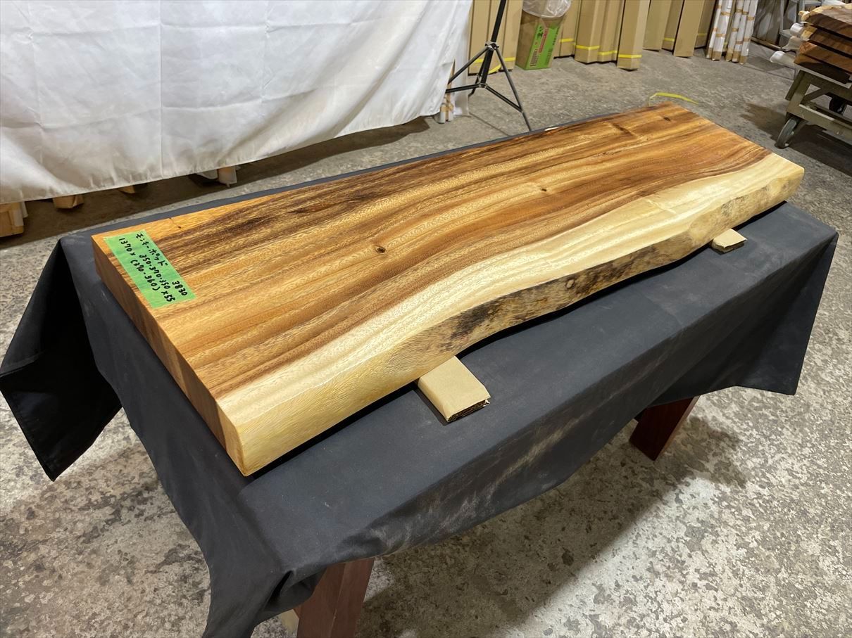 モンキーポッド3830　一枚板無垢 乾燥材　1370ｘ350-370-350ｘ55mm カウンター　センターテーブル　ダイニングテーブル