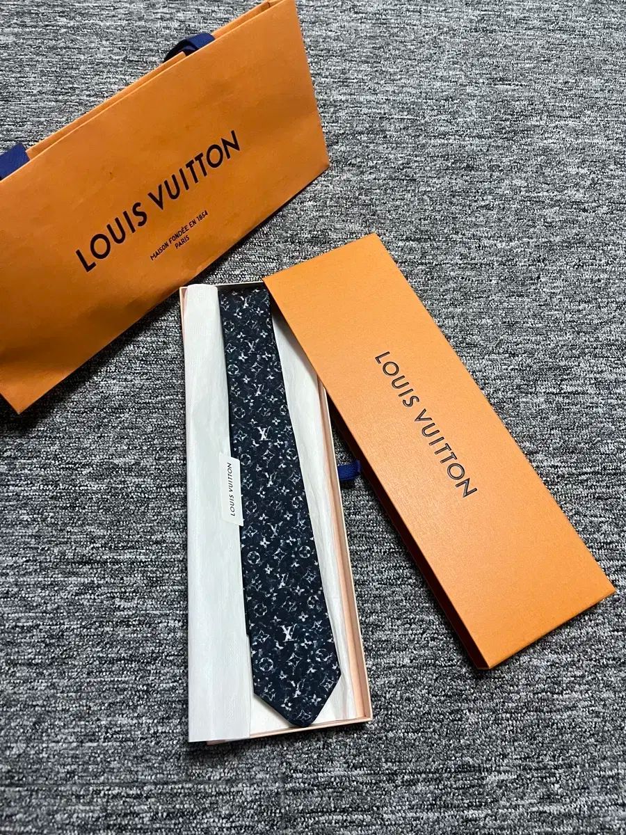 版| Louis Vuitton ルイヴィトン ネイビー マルチ ネクタイ