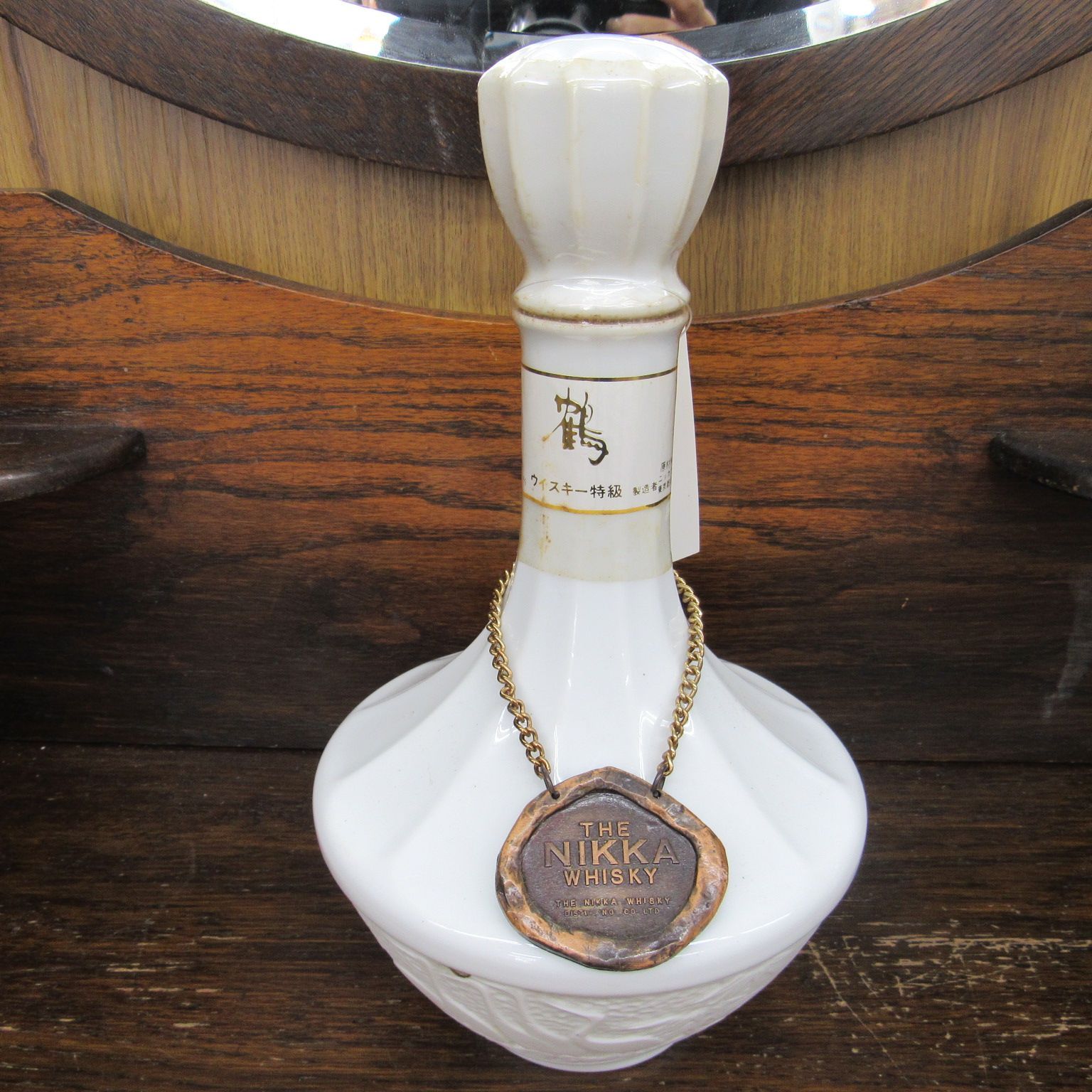 お得，定番 古酒 ニッカ NIKKA 『鶴』ウイスキー 760ml 43% 白陶器ボトル