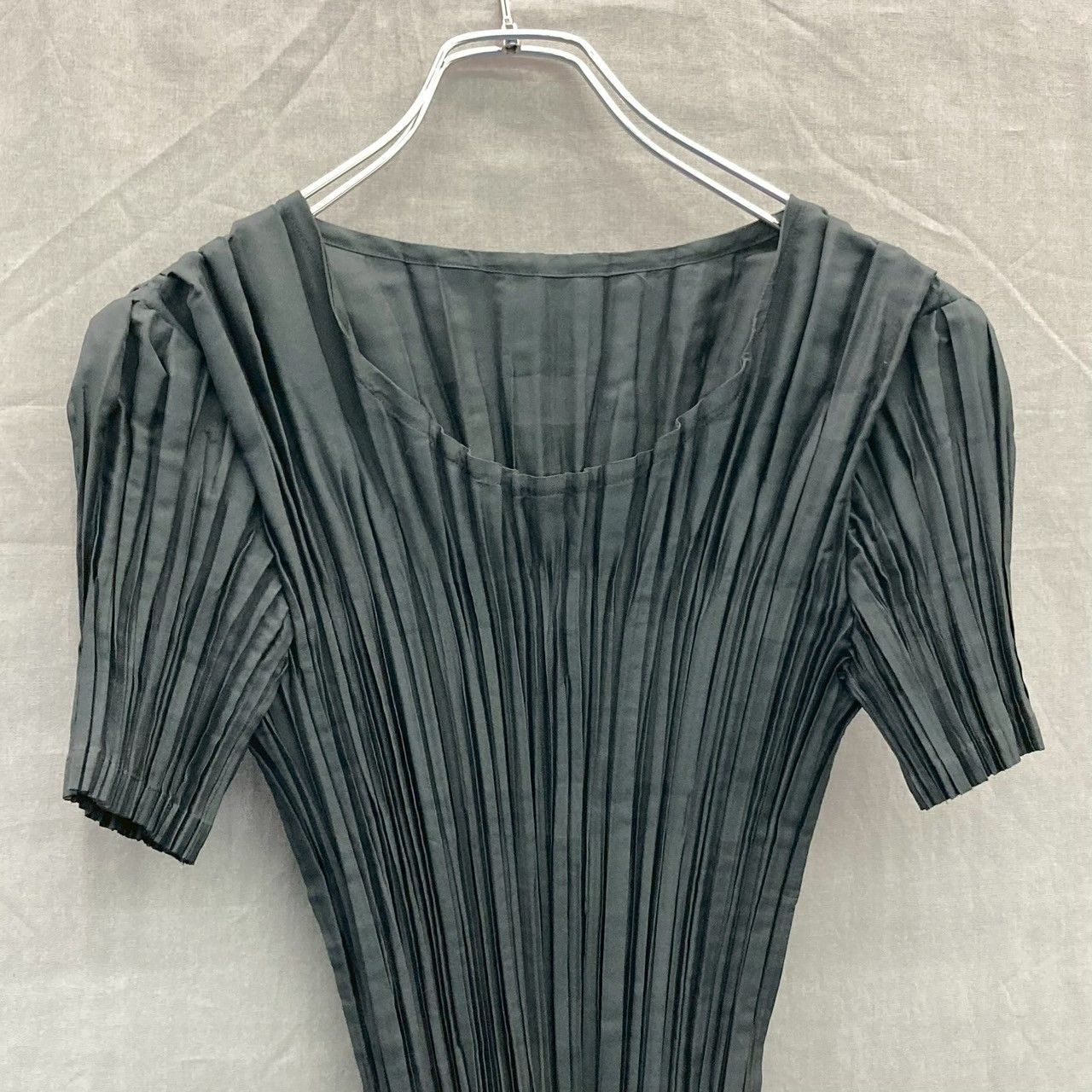 【新品未開封・送料無料】 ISSEY MIYAKE イッセイミヤケ 半袖Tシャツ プリーツ ブラック系 Tシャツ(半袖/袖なし)