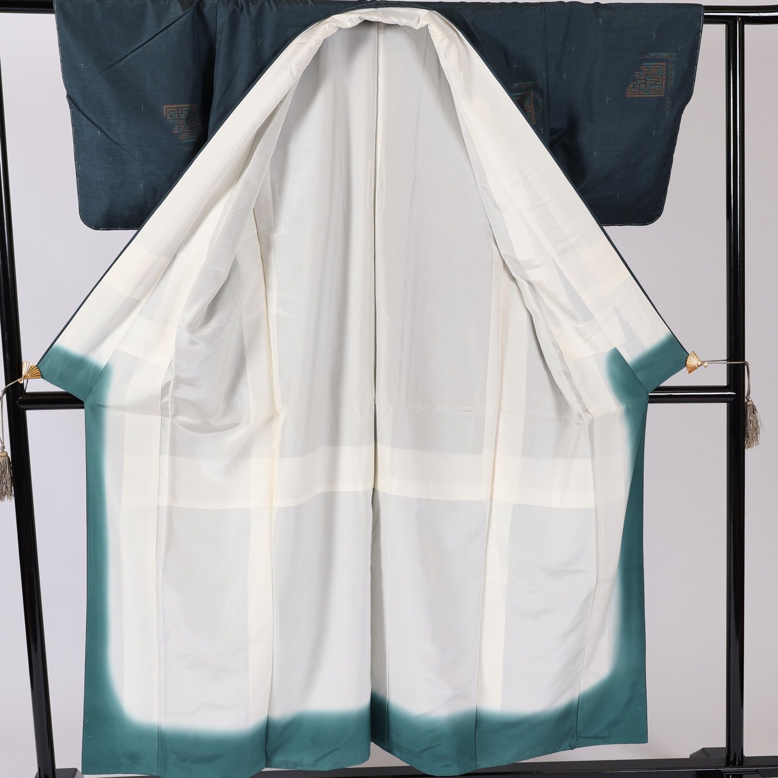 新品　未使用品　紬　鉄色　しつけ付き　幾何学模様 着物　／515 新品 未使用品 紬 鉄色 しつけ付き 幾何学模様 着物 ／515 - メルカリ