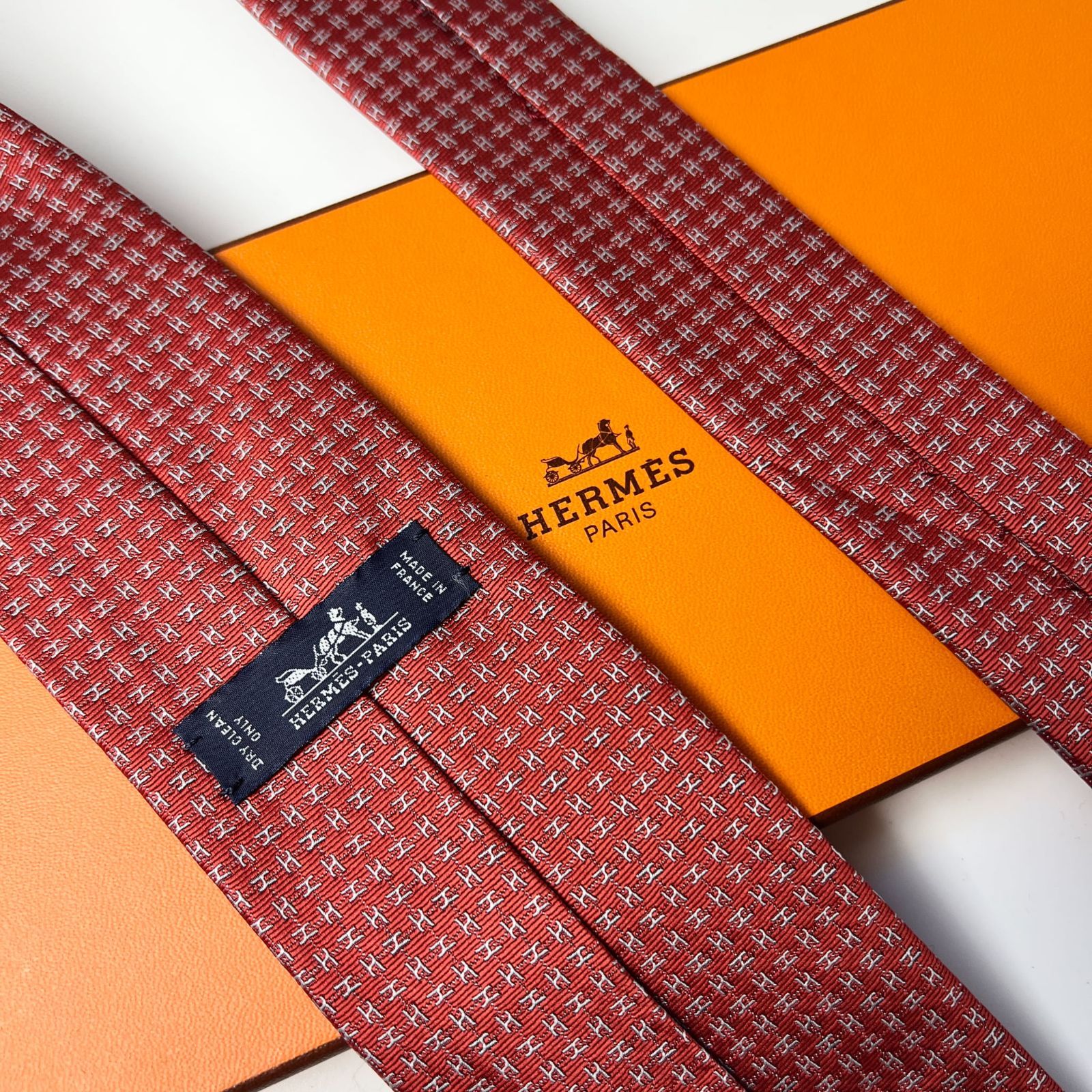 【美品】エルメス　ネクタイ　ファソネH　ロゴ柄　シルク100% 近年モデル 美品！ エルメス ネクタイ H柄 ファソネ