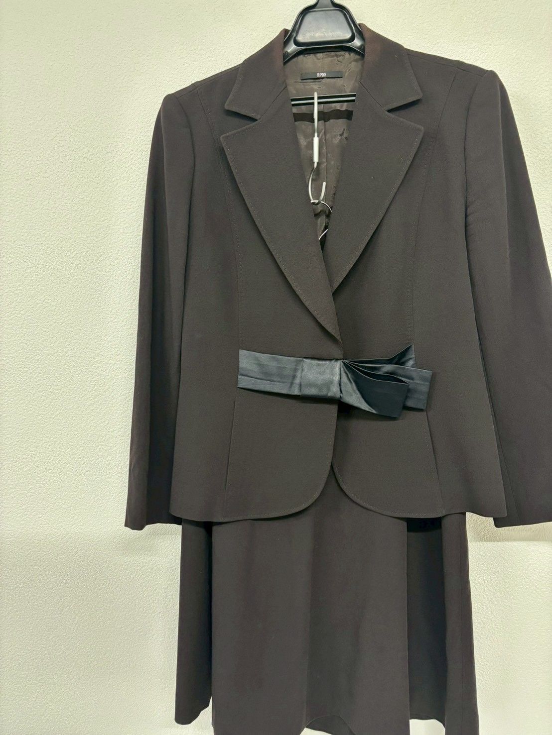 HUGO BOSS ヒューゴボス セットアップスーツ ウール リボン付き ジャケット40 スカート42 ブラウン 上品フォーマル