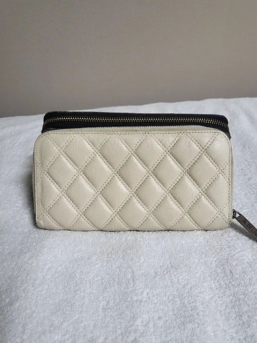 PONY キルティング アイボリー 長財布