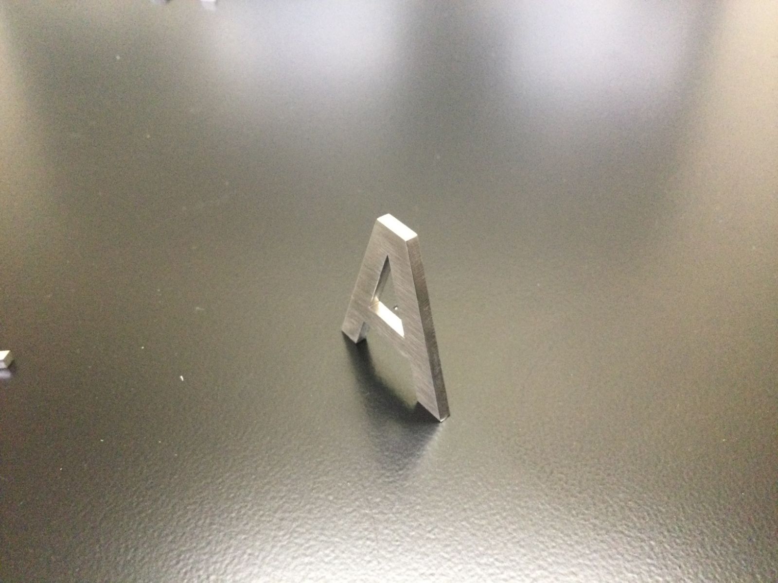 ちいさい ステンレス 切り文字【A~J】 ゴシック体 切り抜き文字 オーダー ネームプレート 金属 厚さ 3mm サイズ 15 mm ...