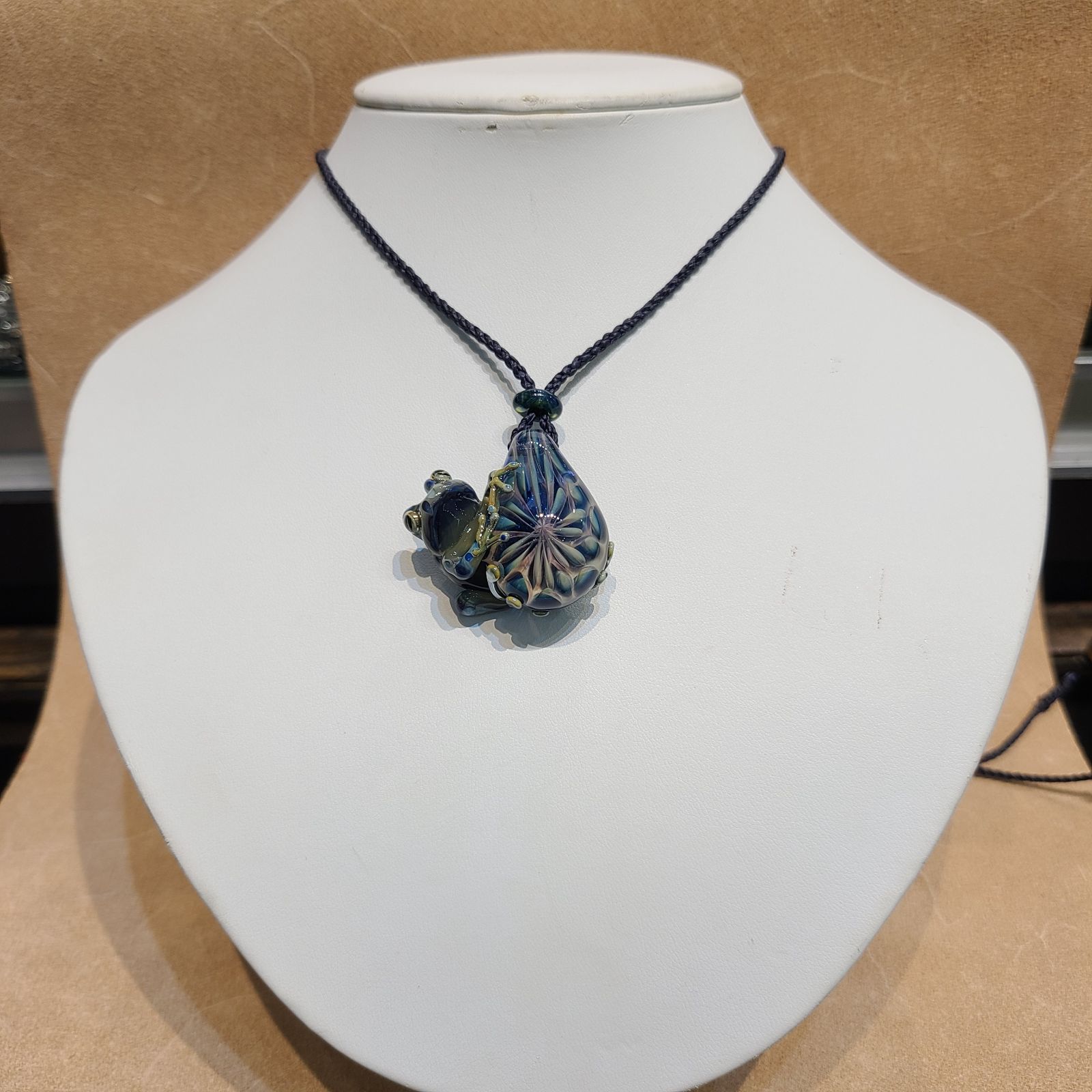 麻覇王mahao ペンダント ネックレス ガラス カエル 蓮花 A 麻覇王mahao ペンダント ネックレス ガラス カエル 蓮花 A