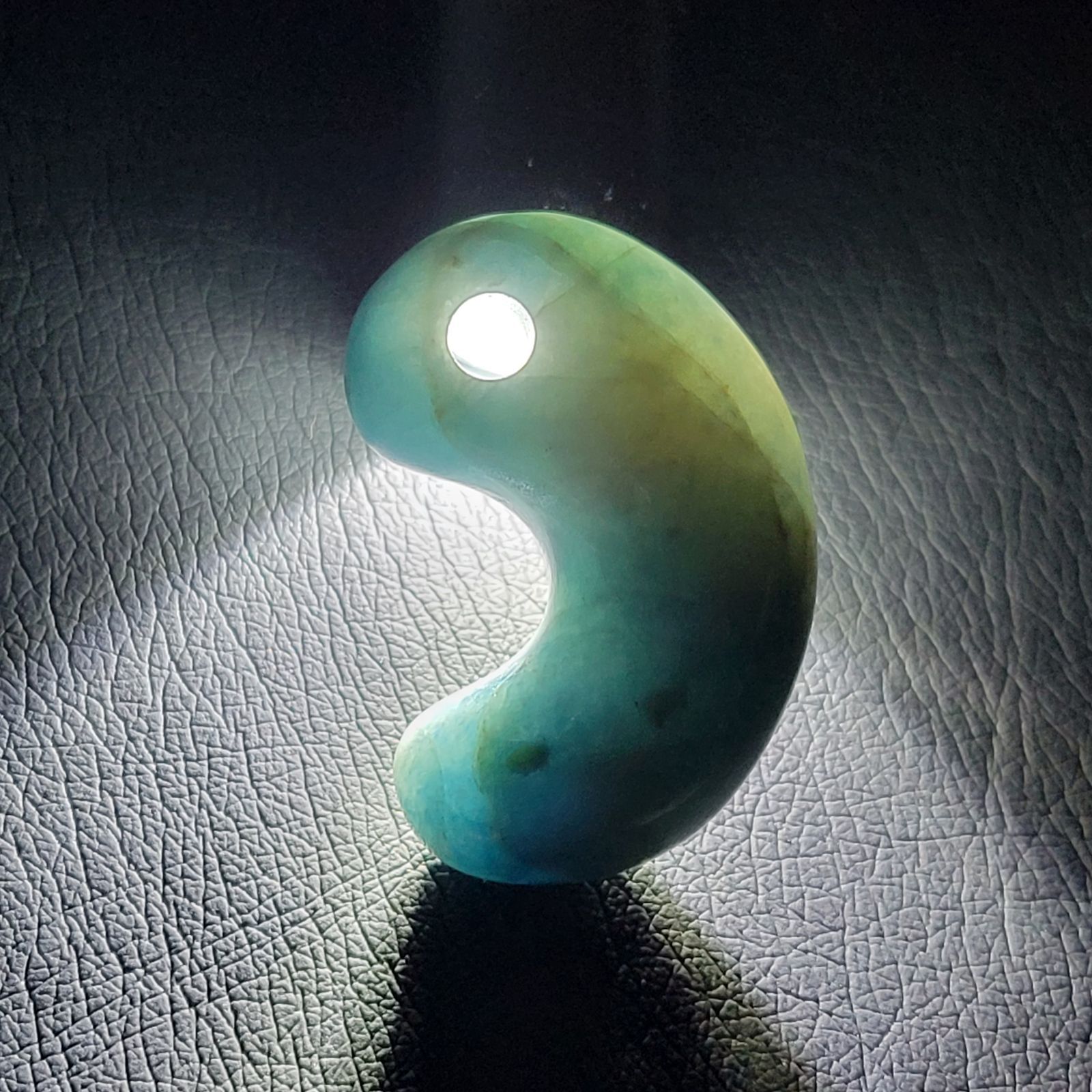 糸魚川翡翠　勾玉 Amazon | theory xyz 糸魚川翡翠 勾玉 置物 91mm 純国産 翡翠