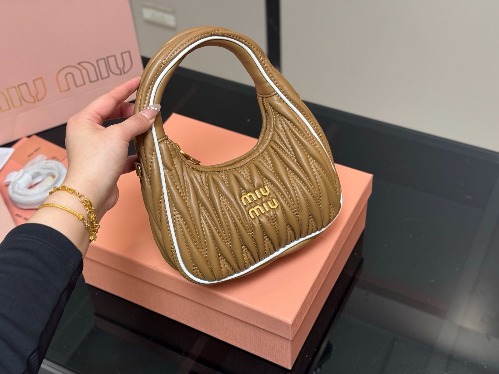 ◆完売必至◆【MiuMiu】Wander ホーボーバッグ 送料関税込☆MIU MIU マトラッセ ワンダー ミニ ホーボー バッグ