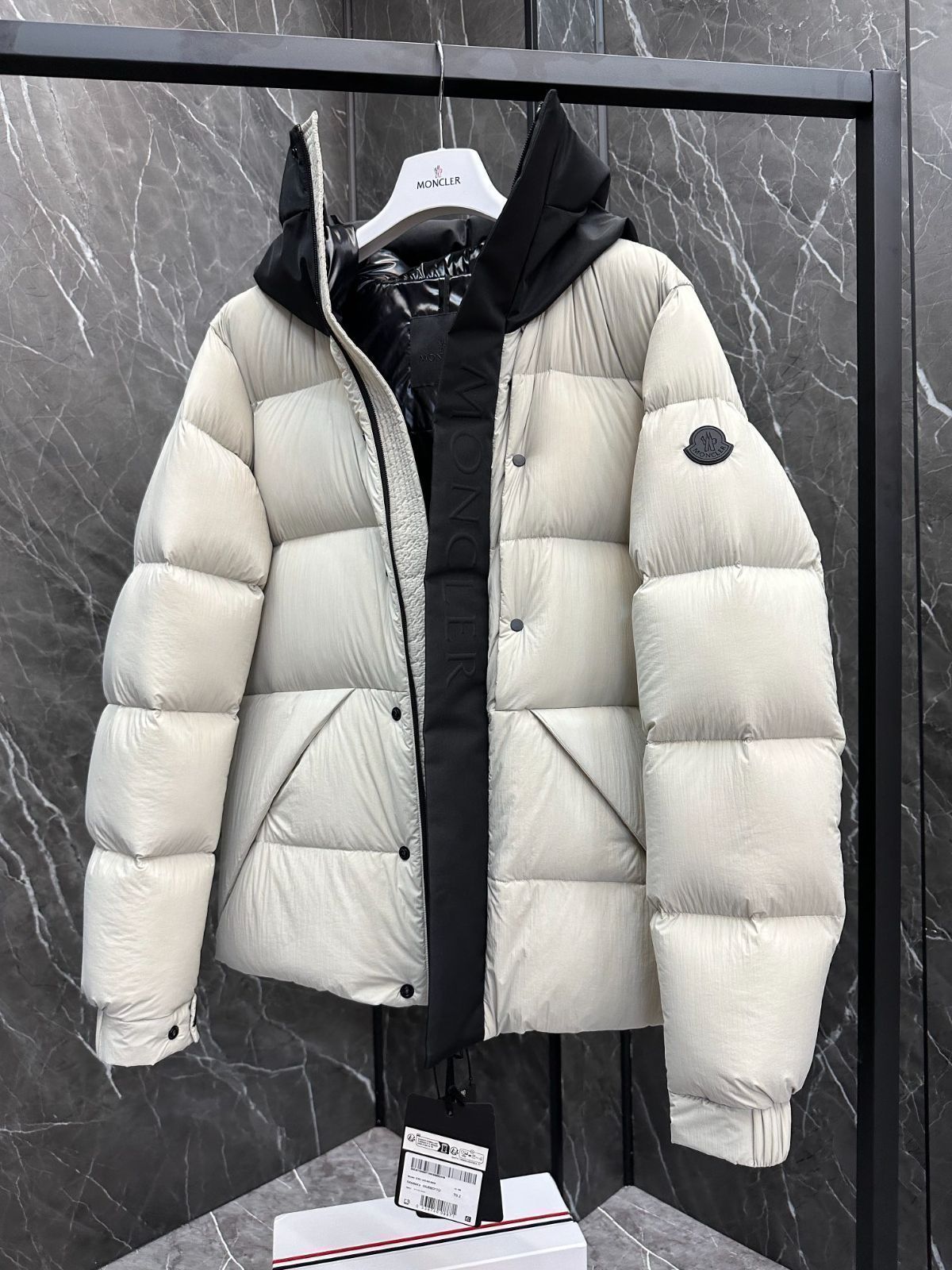MONCLERモンクレール 白い短い男性｜本日限定特価｜新品未使用