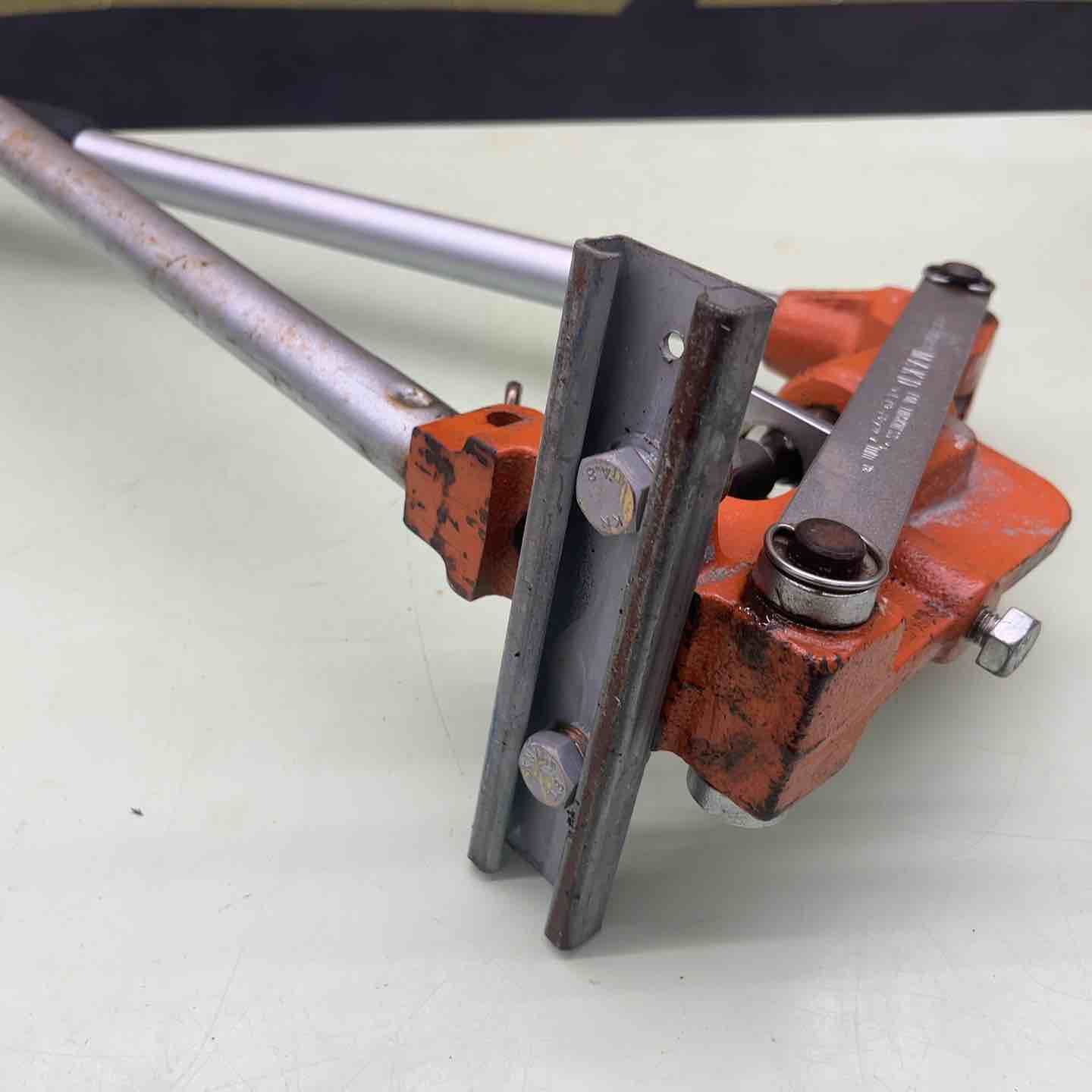 チャンネル穴あけ工具