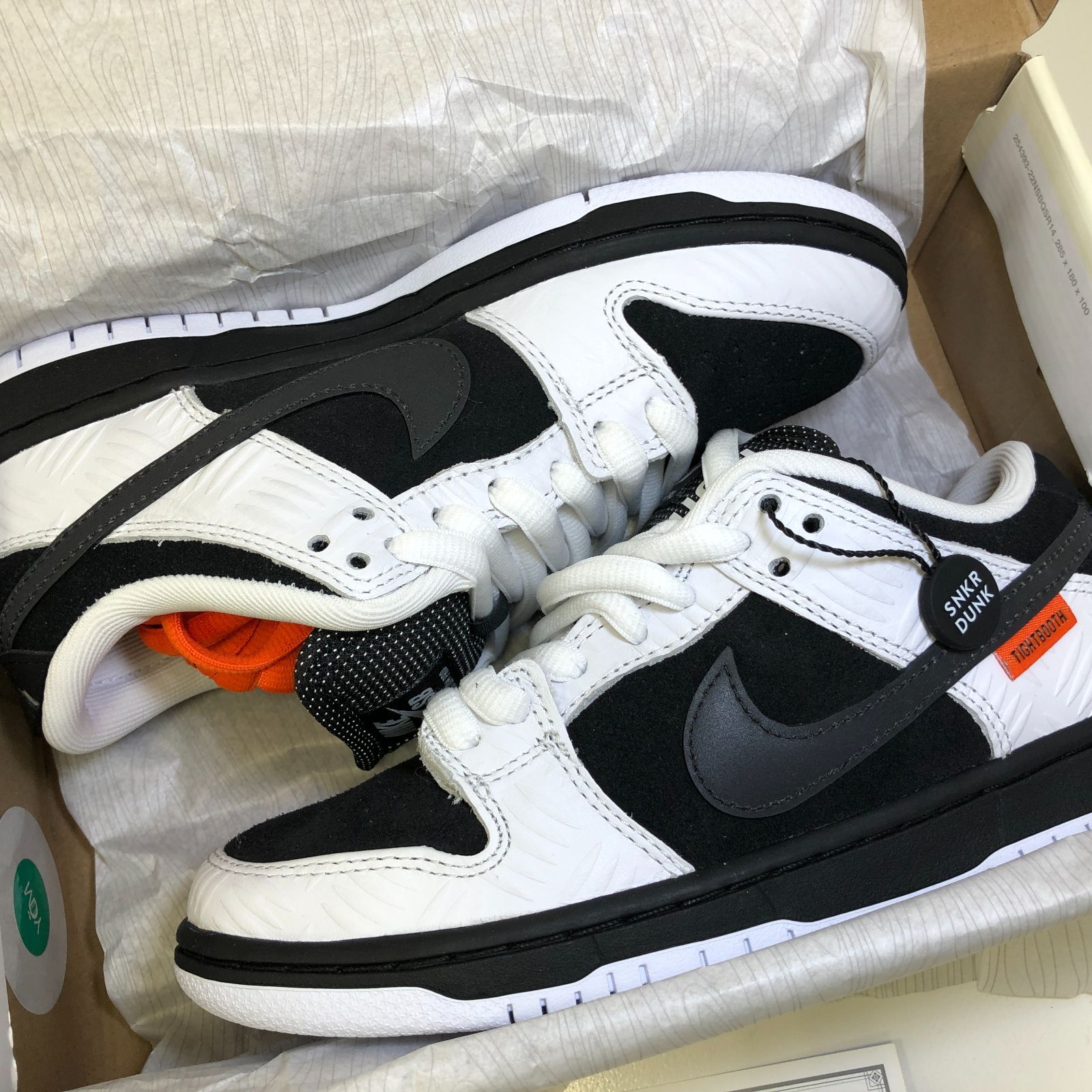 07m0665 【スニダン鑑定書、バッジ付】NIKE SB DUNK LOW PRO QS white/black タイトブース 23㎝  (FD2629 100) ナイキダンクロー SNKRDUNK鑑定書付き 【中古品】