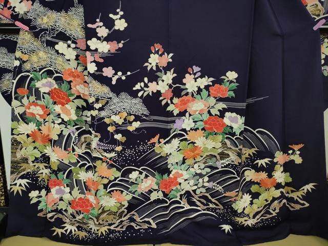 平和屋本店■極上　創業460年・千總　振袖　駒刺繍　立波花松文　鉄紺色地　金彩　松坂屋扱い　逸品　DZAA6222kh5 平和屋本店□極上 創業460年・千總 振袖 駒刺繍 立波花松文 鉄紺色地