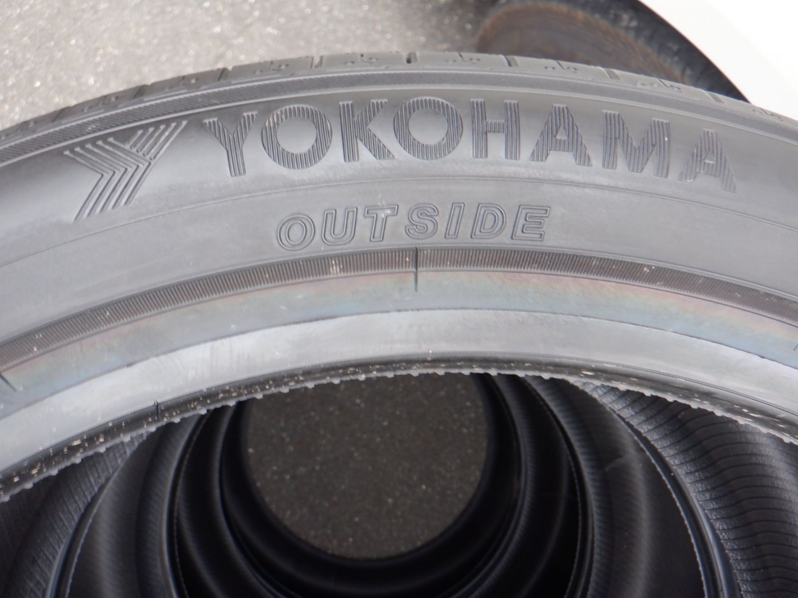 255 40R18 ４本 ヨコハマ アドバンｄB V552 製 メルセデスベンツCLSシューティングブレーク ジャガーXJなどに