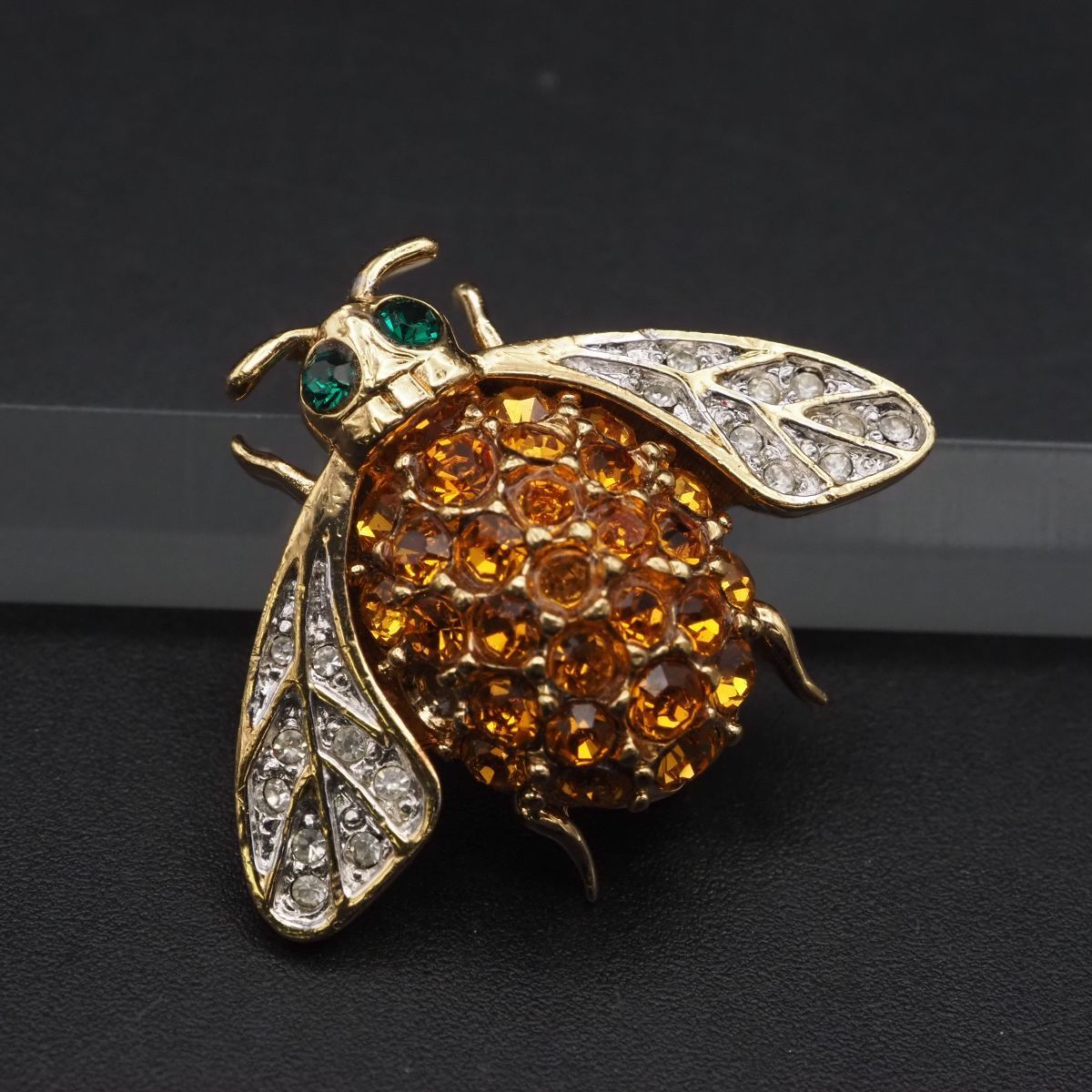 G064 CAROLEE キャロリー ブローチ 昆虫 ストーン風 パヴェ ゴールド デザイン