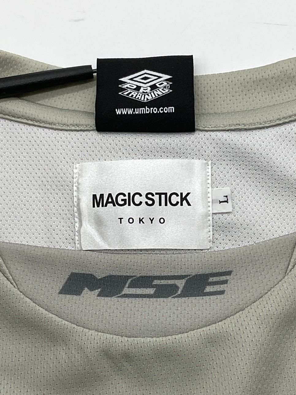 サイズXL【新品】MAGIC STICK 25SS UMBROコラボ Tシャツ 0209163116_65c5d4c4c5153.jpg
