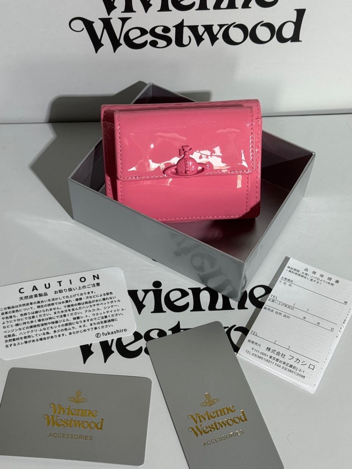 い ヴィヴィアン ウエストウッド ピンクの浮き彫り三つ折り財布