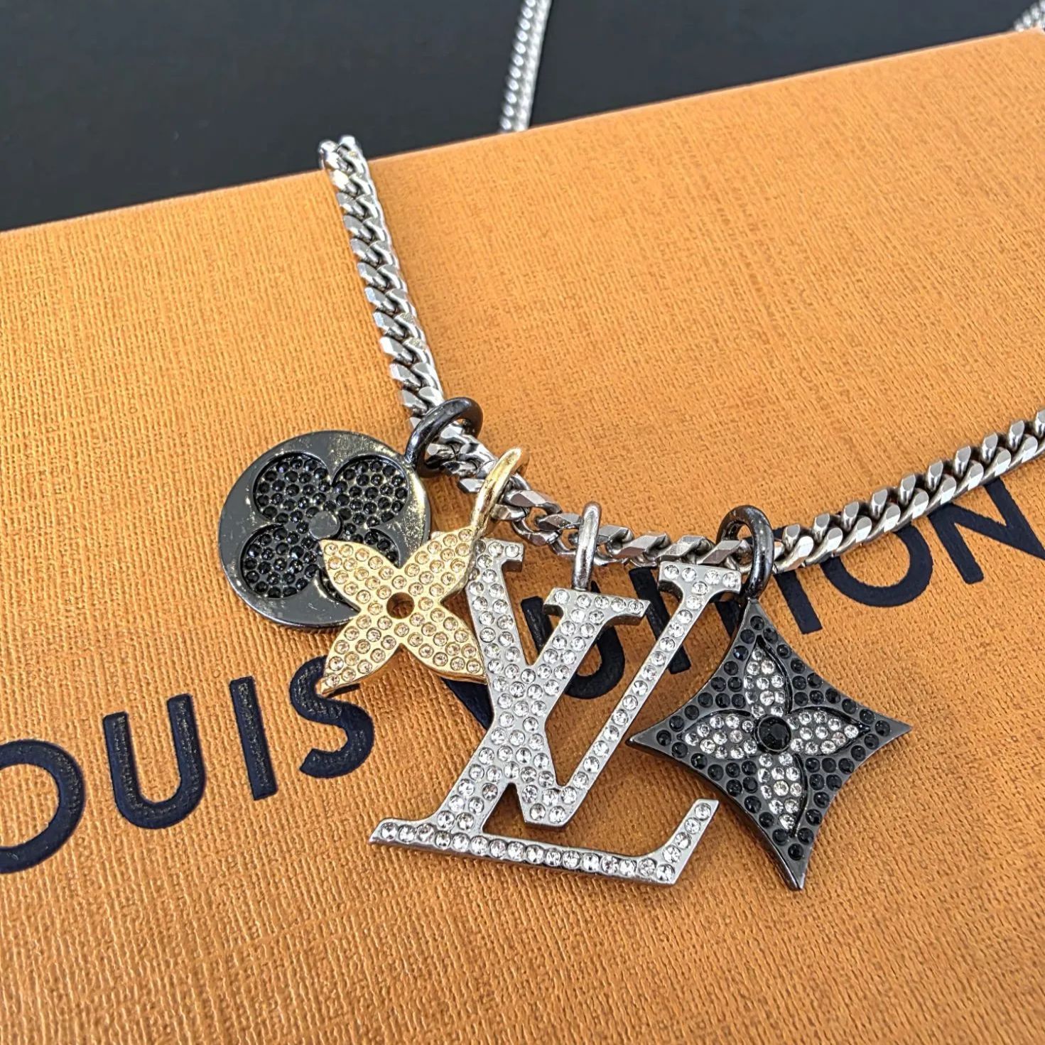 ☆美品【Louis Vuitton/ルイ ヴィトン】ペンダント LV