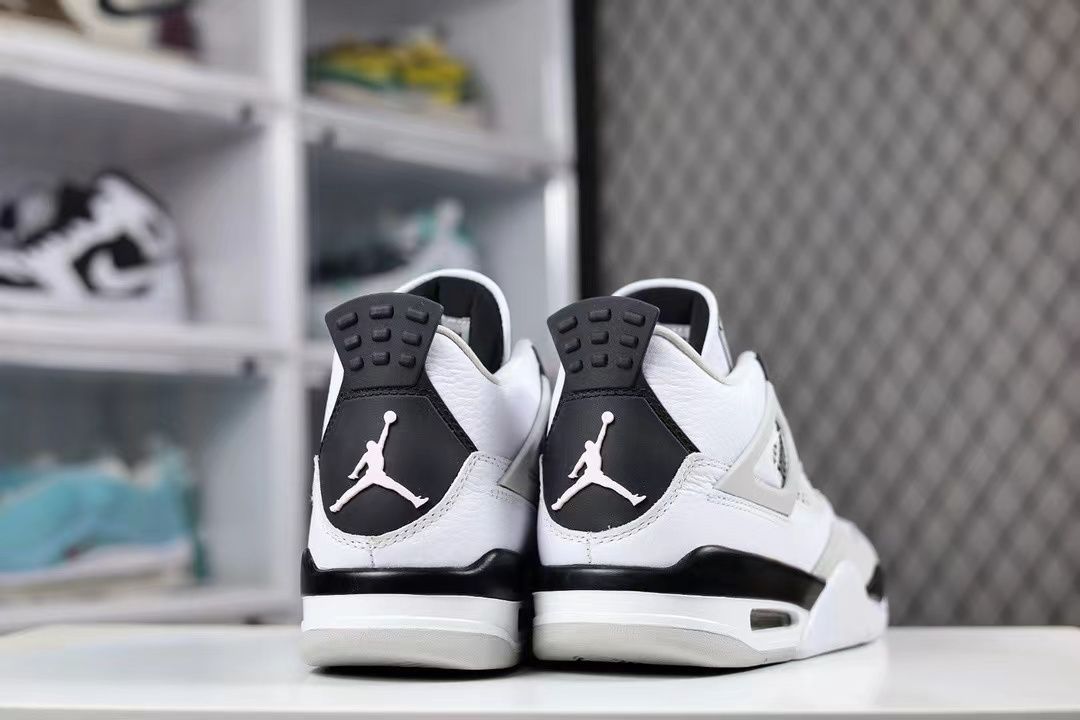 NIKE AIR JORDAN 4 RETRO 