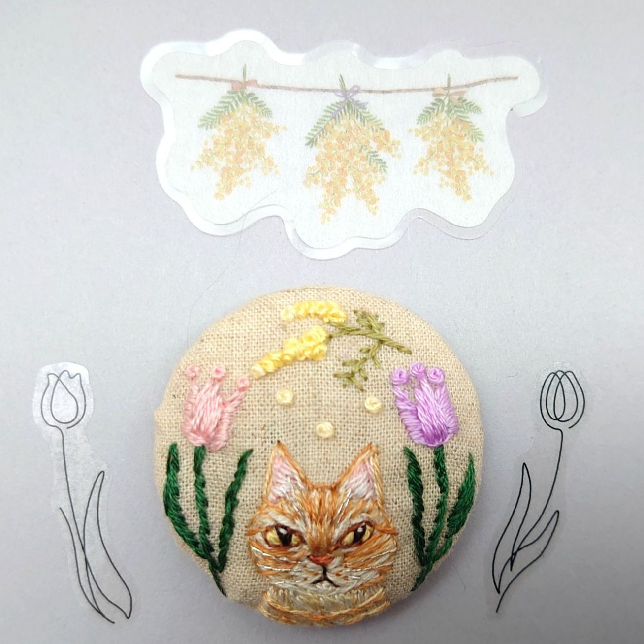 刺繍 茶トラ猫さんとチューリップとミモザのSpring ブローチ／ヘアゴム