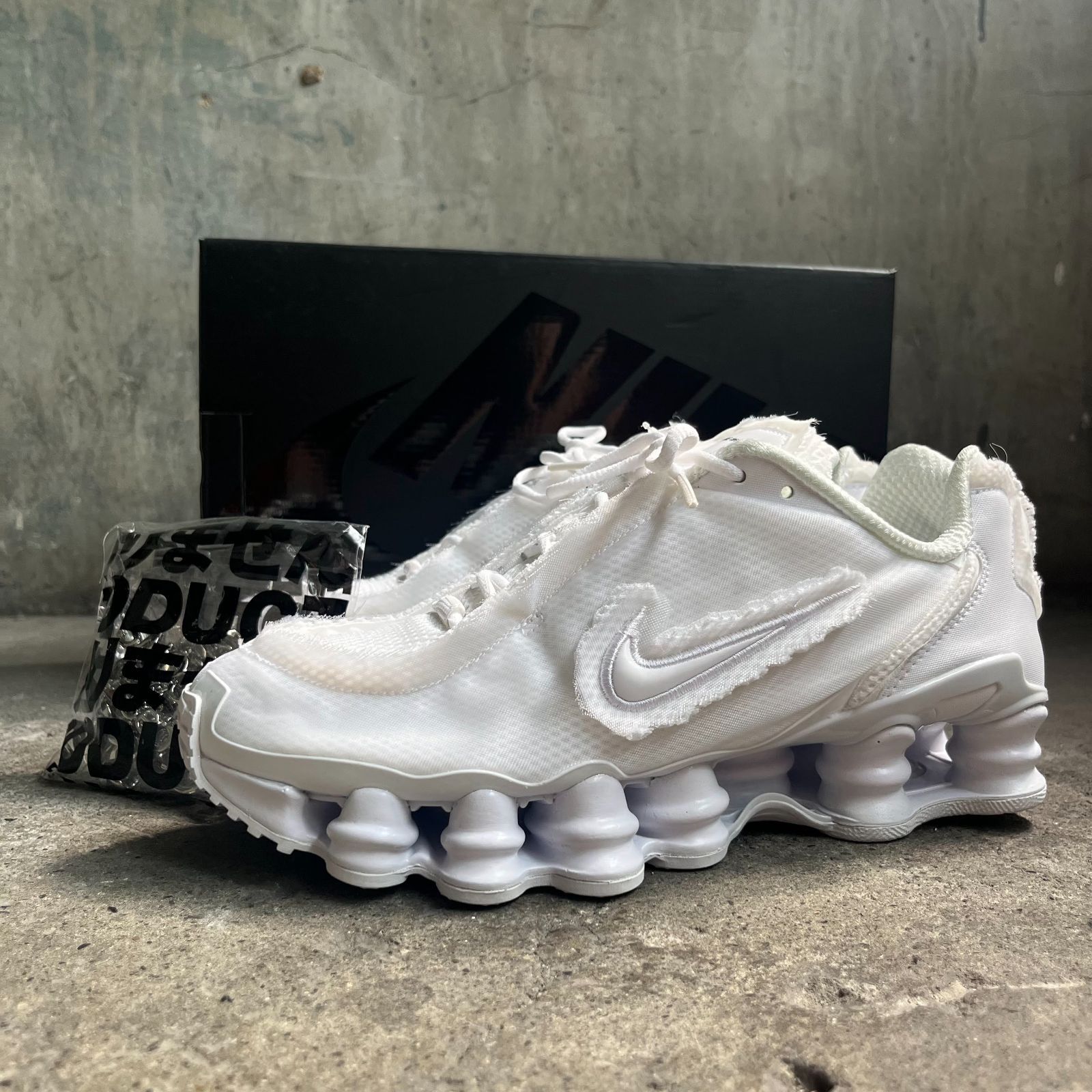 ®*️様 美品 コムデギャルソン ナイキ ショックス コラボスニーカー コムデギャルソン×ナイキによる最新コラボスニーカー、CDG Shox TLに