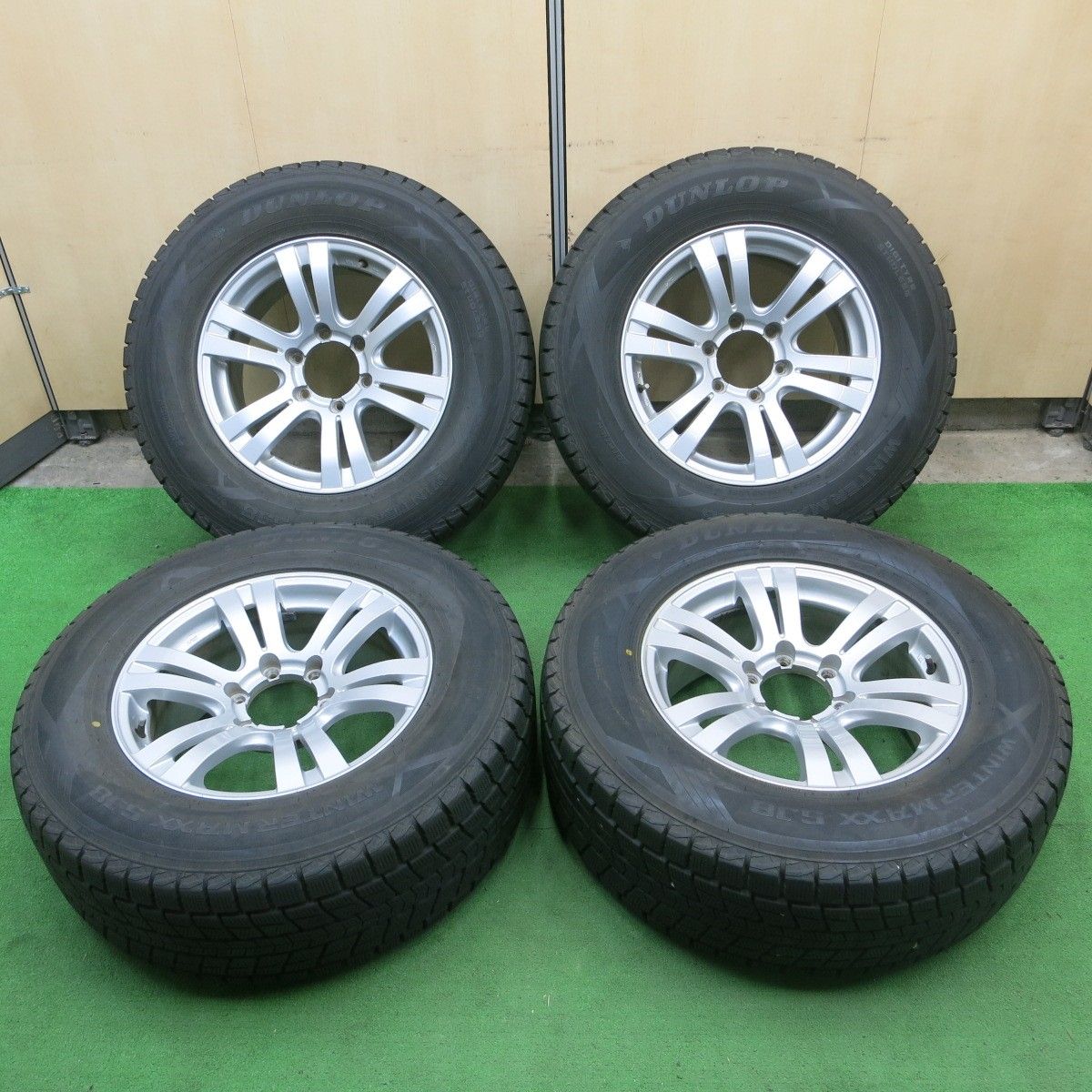 *送料無料* バリ溝！キレイ！9.5分ランクル 等 265/65R17 スタッドレス ダンロップ ウインターマックス SJ8 社外 アルミ PCD139.7/6H4070101ナス