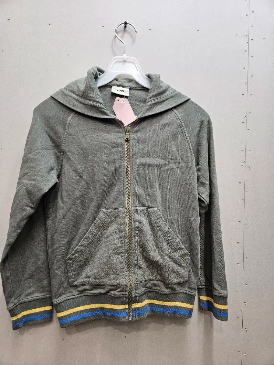 【雷市場（ポンジャン）商品韓国直送】 8a 正規品 FENDI(フェンディ) フード付き ジップアップパーカー