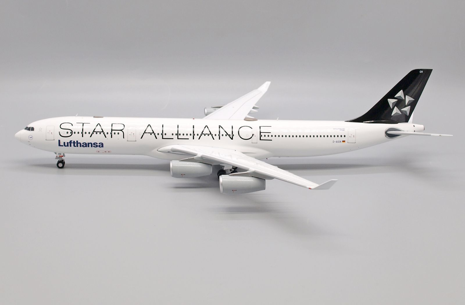 ☆希少☆  ルフトハンザ航空   A340-300 sddefault.jpg