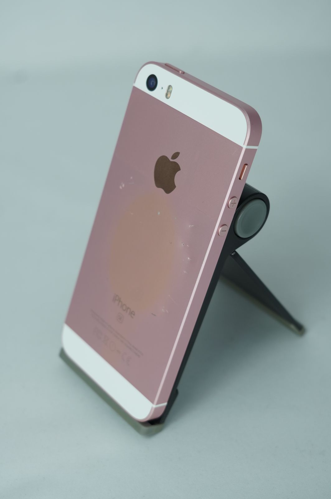 【中古・背面キズあり・画面黄ばみ有】iPhone SE 16GB simロック解除済