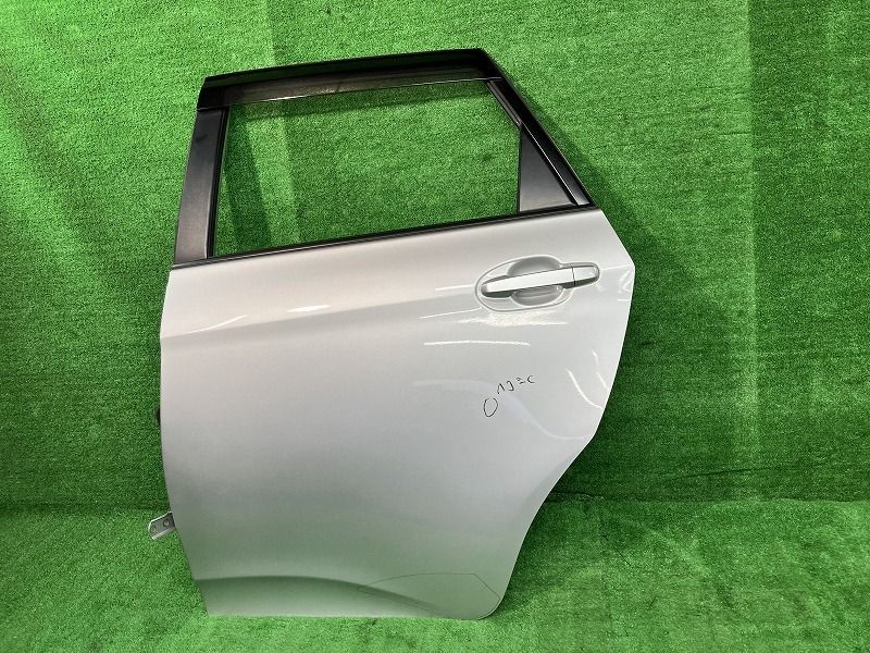 ラクティス NCP120 左リアドア G アサヒ M2L3 67004-52430 1F7