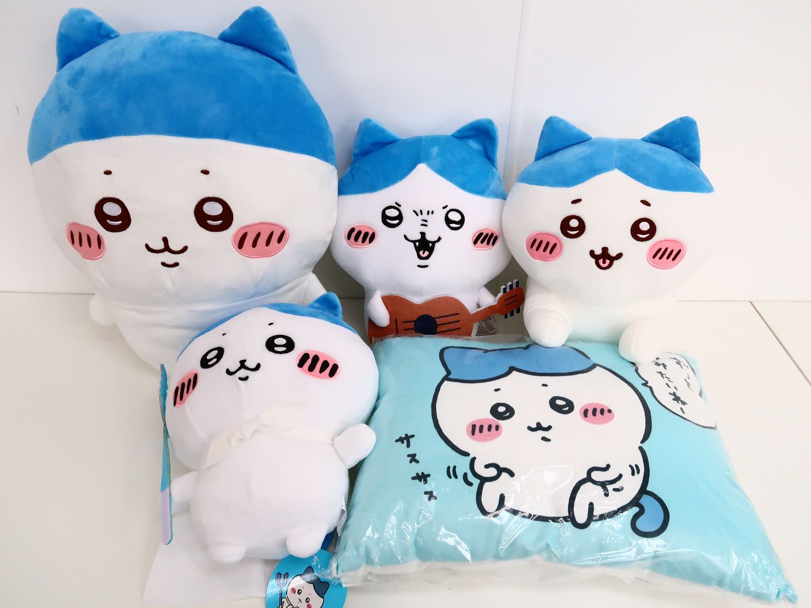 ハチワレ プライズ商品 タグ付き ぬいぐるみセット ギター スポーツ刈り スポーツ刈りなハチワレ超BIGぬいぐるみ｜タイトーの9月の