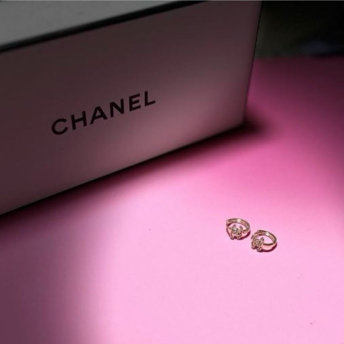 【品のあるデザイン☆】CHANEL ピアス フープ キラキラ CCロゴ ☆花＆香水ボトル☆ CHANEL キラキラ CCロゴ 2連フープピアス ☆花