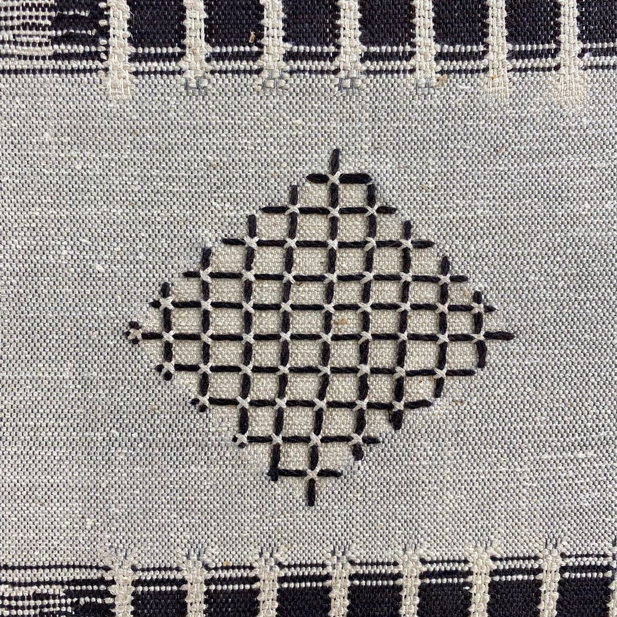 名古屋帯 秀品 八寸名古屋帯 松葉仕立て 菱 縞 ベージュ 正絹