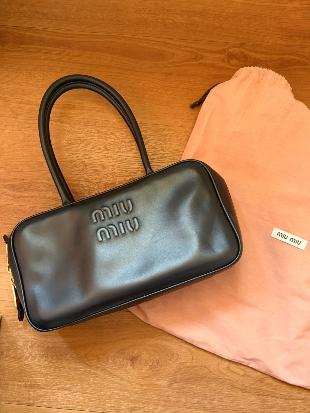 ミュウミュウ ミディアムサイズ 牛革 ハンドバッグ ブラック