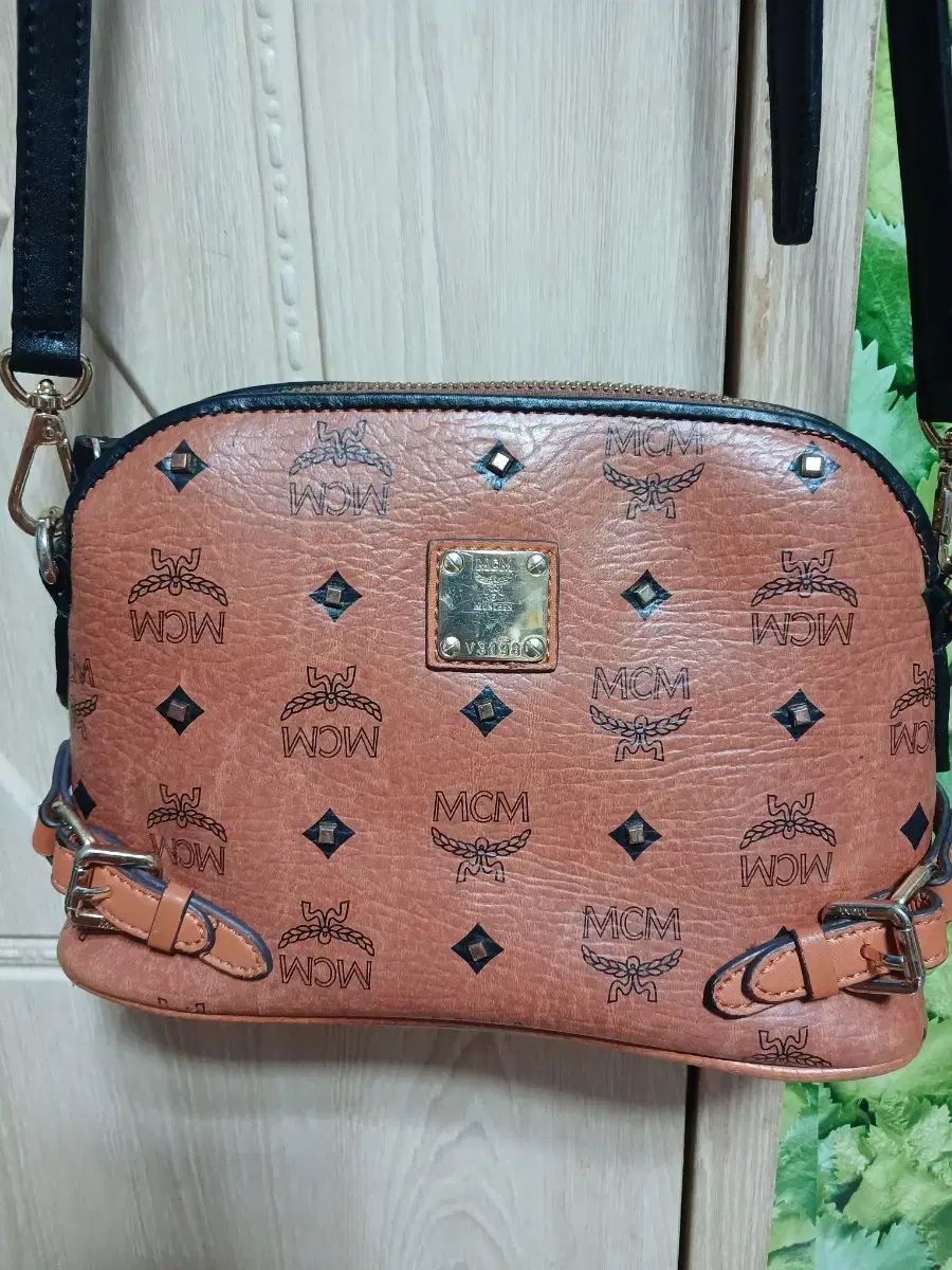【未使用に近い】MCM ブラウン ボディバッグ　ファスナー　エンボスロゴ　金具 未使用に近い】MCM ブラウン ボディバッグ ファスナー エンボスロゴ