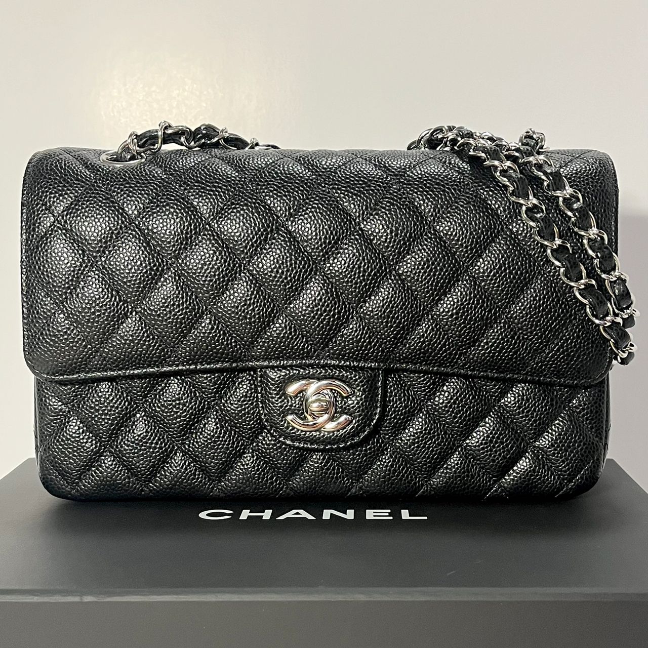 2022年購入 美品 CHANEL シャネル Wフラップ チェーンショルダーバッグ マトラッセライン キャビアスキン ブラック シルバー金具  A01112 ブランドバッグ グレインドカーフスキン マトラッセ25 ハンドバッグ ココマーク 黒【Y51659T】 - メルカリ